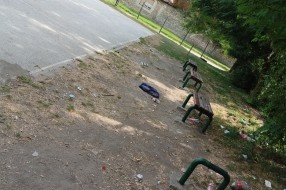 Okupirano dečje igralište u Travničkoj ulici, čak su i kauč dovukli!