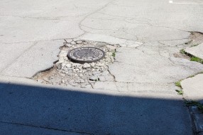 Stanje kolovoza u dvorištu Trgu Lazara Nešića (Tokio)