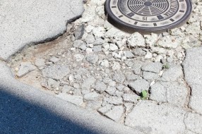 Stanje kolovoza u dvorištu Trgu Lazara Nešića (Tokio)