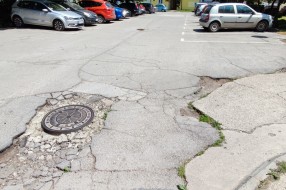 Stanje kolovoza u dvorištu Trgu Lazara Nešića (Tokio)