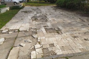 Plato ispred Nove opštine u katastrofalnom stanju