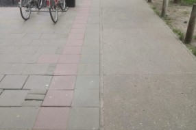 Trotoar u ulici Blaška Rajića širine manje od jednog metra