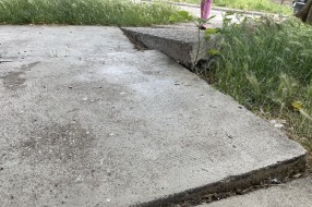 Žile podigle trotoar na Karađorđevom putu - svaki dan neko padne