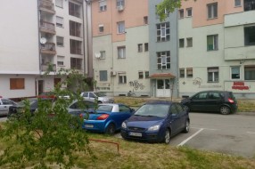 Visoka trava u naselju Tokio