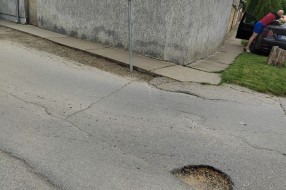 Udarne rupe na kolovozu na uglu ulica Kolubarske i Dinka Šimunovića