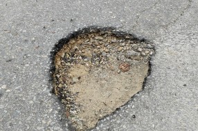 Udarne rupe na kolovozu na uglu ulica Kolubarske i Dinka Šimunovića
