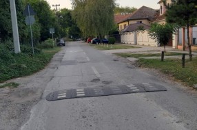 Oštećenja i rupe na putu u delu Banijske ulice