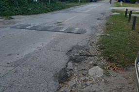 Oštećenja i rupe na putu u delu Banijske ulice
