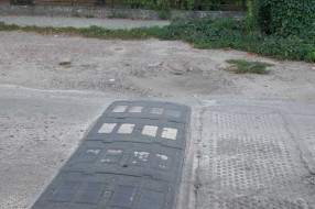 Oštećenja i rupe na putu u delu Banijske ulice