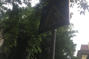 Izbledeli pešački prelaz i zaklonjeni saobraćajni znakovi na uglu ulica Vladimira Nazora i Branislava Nušića