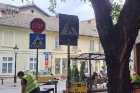 Izbledeli pešački prelaz i zaklonjeni saobraćajni znakovi na uglu ulica Vladimira Nazora i Branislava Nušića