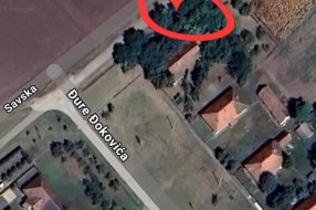 Visi žica sa bandere u Savskoj ulici na Bikovu