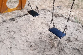 Rupe ispod ljuljaške na igralištu u Malom Radanovcu