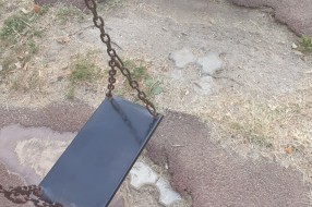 Rupe ispod ljuljaške na igralištu u Malom Radanovcu