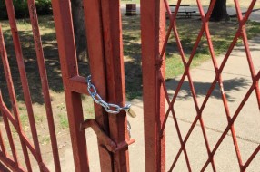 Zaključavanje školskog dvorišta u OŠ "Bosa Miličević" u Novom Žedniku