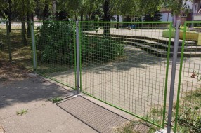 Zaključavanje školskog dvorišta u OŠ "Bosa Miličević" u Novom Žedniku