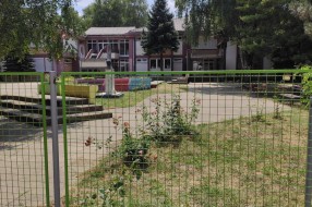 Zaključavanje školskog dvorišta u OŠ "Bosa Miličević" u Novom Žedniku
