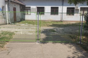 Zaključavanje školskog dvorišta u OŠ "Bosa Miličević" u Novom Žedniku
