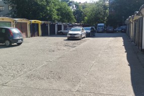 Nepropisno parkiranje naspram garaža u Kertvarošu