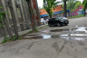 Curi voda na parkingu između Pošte 2 i zgrade Vojnog odseka