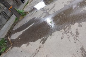 Curi voda na parkingu između Pošte 2 i zgrade Vojnog odseka
