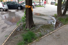 Curi voda na parkingu između Pošte 2 i zgrade Vojnog odseka