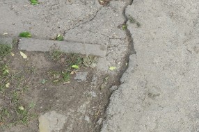 Udarne rupe, loše stanje kolovoza i nepreglednost u Ulici Laze Mamužića