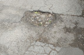 Udarne rupe, loše stanje kolovoza i nepreglednost u Ulici Laze Mamužića