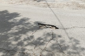 Udarne rupe, loše stanje kolovoza i nepreglednost u Ulici Laze Mamužića