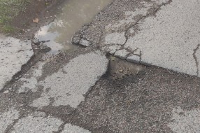 Udarne rupe, loše stanje kolovoza i nepreglednost u Ulici Laze Mamužića