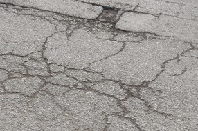 Udarne rupe, loše stanje kolovoza i nepreglednost u Ulici Laze Mamužića