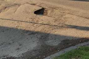 Udarne rupe, loše stanje kolovoza i nepreglednost u Ulici Laze Mamužića