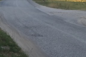 Brza vožnja i rupe na putu u ulici Jovana MIkića