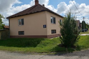 Bujno zelenilo, a "šahta" i dalje otvorena (ugao Petefi Šandora i Žabnjaka, Bajmok)