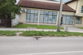 Opasna rupa na kolovozu blizu kružnog toka na Majšanskom putu