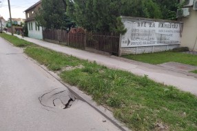 Opasna rupa na kolovozu blizu kružnog toka na Majšanskom putu