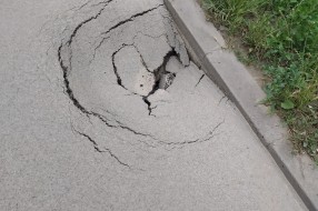 Opasna rupa na kolovozu blizu kružnog toka na Majšanskom putu