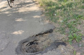 Velika rupa na pešačkoj stazi u ulici Jovana Mikića (kod "Azura")