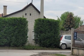 Nedostatak saobraćajnih znakova - vožnja jednosmernom (Ulica Jovana Cvijića)