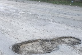 Velika udarna rupa na putu u Celjskoj ulici