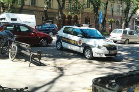 Pauk odneo nepropisno parkirano vozilo Komunalne policije