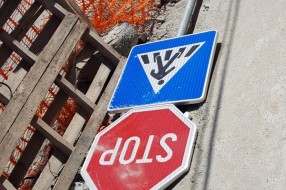 Uklonjen saobraćajni znak STOP na raskrsnici Šolohova - Kumičićeva