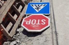 Uklonjen saobraćajni znak STOP na raskrsnici Šolohova - Kumičićeva