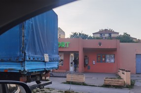 Kamioni kod pijace na Prozivci zauzimaju 10 parking mesta