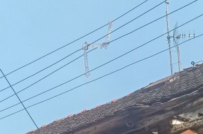 Dodirivanje strujnih žica na banderi iza Ekonomskog fakulteta