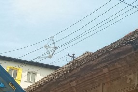 Dodirivanje strujnih žica na banderi iza Ekonomskog fakulteta