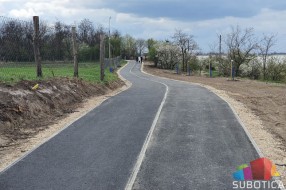 Motociklisti na novoj pešačkoj stazi na Paliću