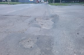 Udarne rupe na Beogradskom putu (skretanje za Ulicu Nade Dimić)