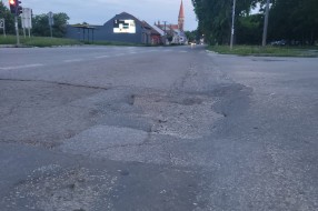 Udarne rupe na Beogradskom putu (skretanje za Ulicu Nade Dimić)