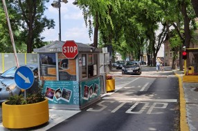 Saobraćajna signalizacija nakon izlaz sa parkinga Otvorenog univerziteta
